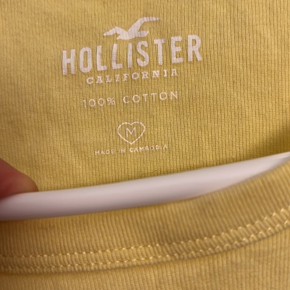 Hollister t shirt. Size medium. Brand new just wrinkly from being in bag. - Picture 2 of 2